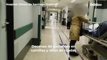 Pacientes encamados en camillas y en sillas de ruedas en los pasillos del hospital Clínico de Santiago (Galicia)