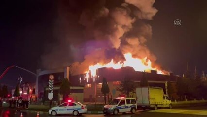 Çelik kapı fabrikasında çıkan yangına müdahale ediliyor (2)