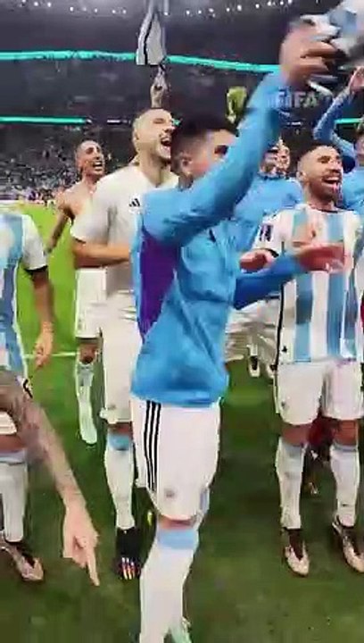 Argentina DID IT! Insane celebrations with Messi     Argentinien hat es geschafft! Wahnsinnige Feierlichkeiten mit Messi