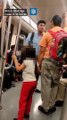 Pasajero pierde la paciencia con extranjero que pide dinero junto a niña en el Metro de Santiago