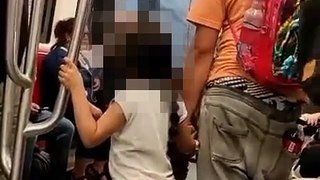 Pasajero pierde la paciencia con extranjero que pide dinero junto a niña en el Metro de Santiago