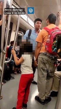 Pasajero pierde la paciencia con extranjero que pide dinero junto a niña en el Metro de Santiago