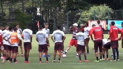 Dorival Júnior testa novas formações na equipe