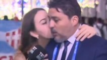 Sosyal medya yıkıldı! Rusya'da güzel taraftarın öptüğü TRT yorumcusu, Katar'da da tehlike atlattı