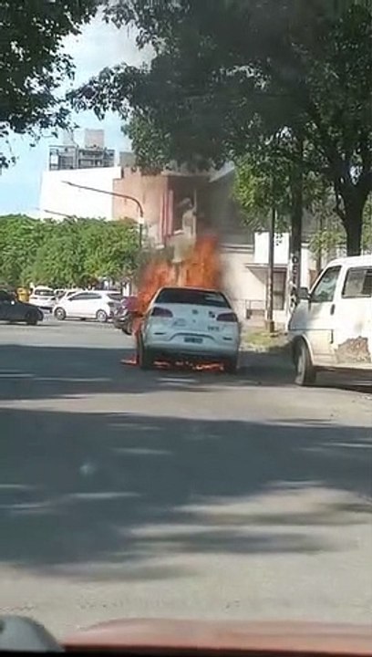 Un taxi se incendió en Roca y Bernabe Araoz 2