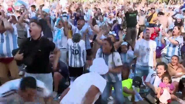 شاهد: فرحة عارمة تغمر شوارع بوينس آيرس احتفالا بفوز منتخب الأرجنتين
