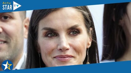 Letizia d'Espagne joue la carte monochrome et le cuir avec un look total bordeaux