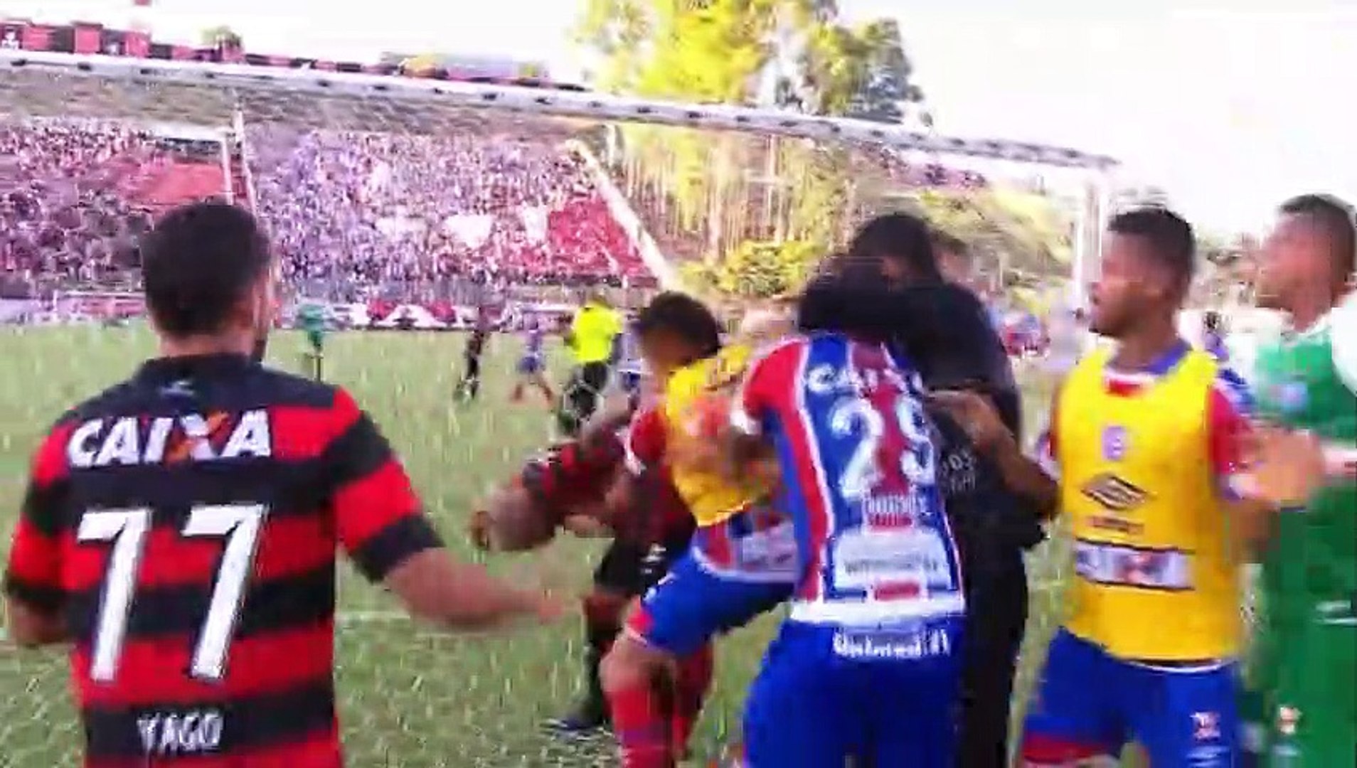 Imagens da briga entre jogadores do Bahia e Vitória-BA