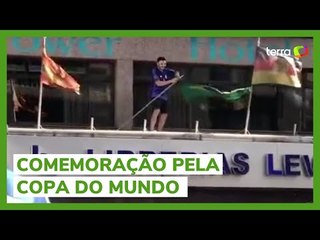 Torcedor da Argentina arranca bandeira do Brasil de mastro durante comemoração em Buenos Aires