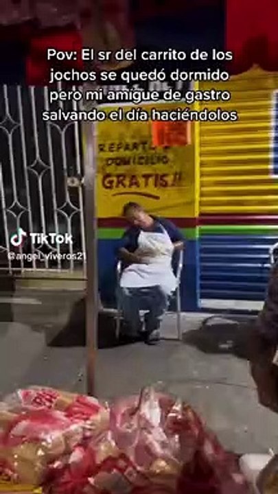 Vendedor de hot dogs se queda dormido en su puesto y jóvenes le ayudan a sacar la venta