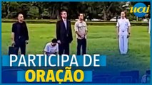 Em silêncio, Bolsonaro participa de oração com apoiadores no Palácio da Alvorada
