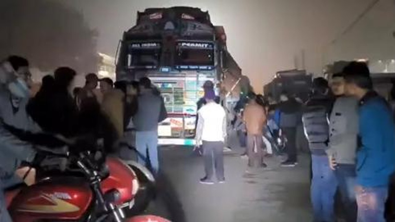 উঃদিনাজপুরঃ ভাগ্যের চাকা ফেরানোর কারিগরের মৃত্যু লরির চাকায়! দেখুন ভিডিও