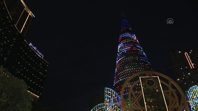 Endonezya'da 33 metrelik Noel ağacı yapıldı