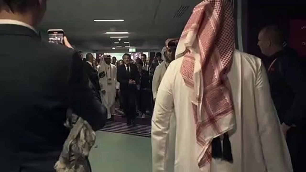 ماكرون يحتفل مع لاعبي المنتخب الفرنسي