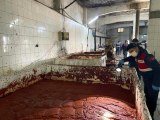 İzmir'de mide bulandıran şartlar altında salça üretimi yapan işletmeye cezai işlem uygulandı
