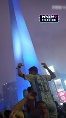 MỘT CHIẾC TRỰC THĂNG MANG CHIẾC ÁO MESSI KHỔNG LỒ BAY QUA ARGENTINA