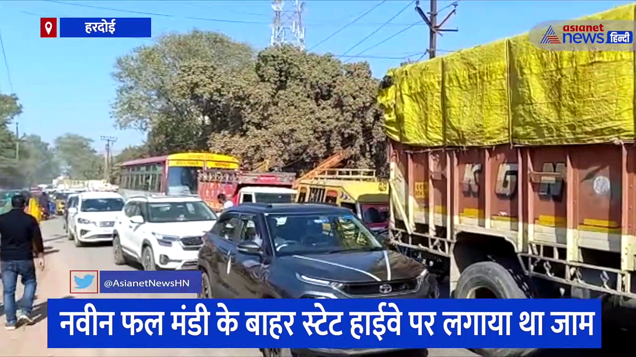 व्यापारियों ने सड़क पर लगाया जाम तो पुलिस ने भांजी लाठियां, भागते नजर आए लोग 