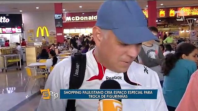 Colecionar figurinhas da Copa é febre entre todas as idades