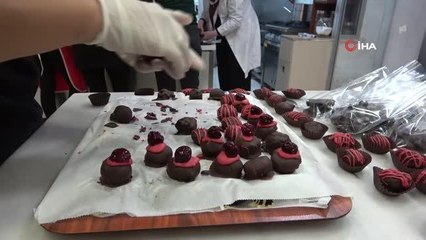 En tatlı kurs... Çikolata kursuna katılan kadınlar iş hayatına atılmaya hazırlanıyor