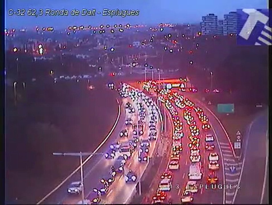 Retenciones en la C-32 dirección Castelldefels por un accidente