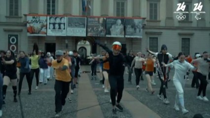 Télécharger la video: A Milano il flashmob in vista dei Giochi Milano Cortina 2026