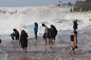 PAMUKKALE, KIŞ MEVSİMİNDE DE TURİST ÇEKİYOR