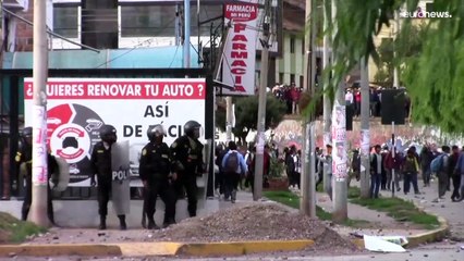 شاهد | إعلان حالة الطوارئ العامة في البيرو ومواجهات بين الشرطة ومحتجين