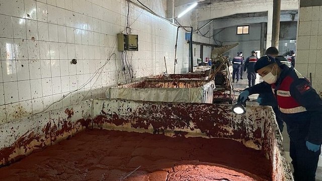 İzmir’de merdiven altı üretilen 25 ton salça ele geçirildi