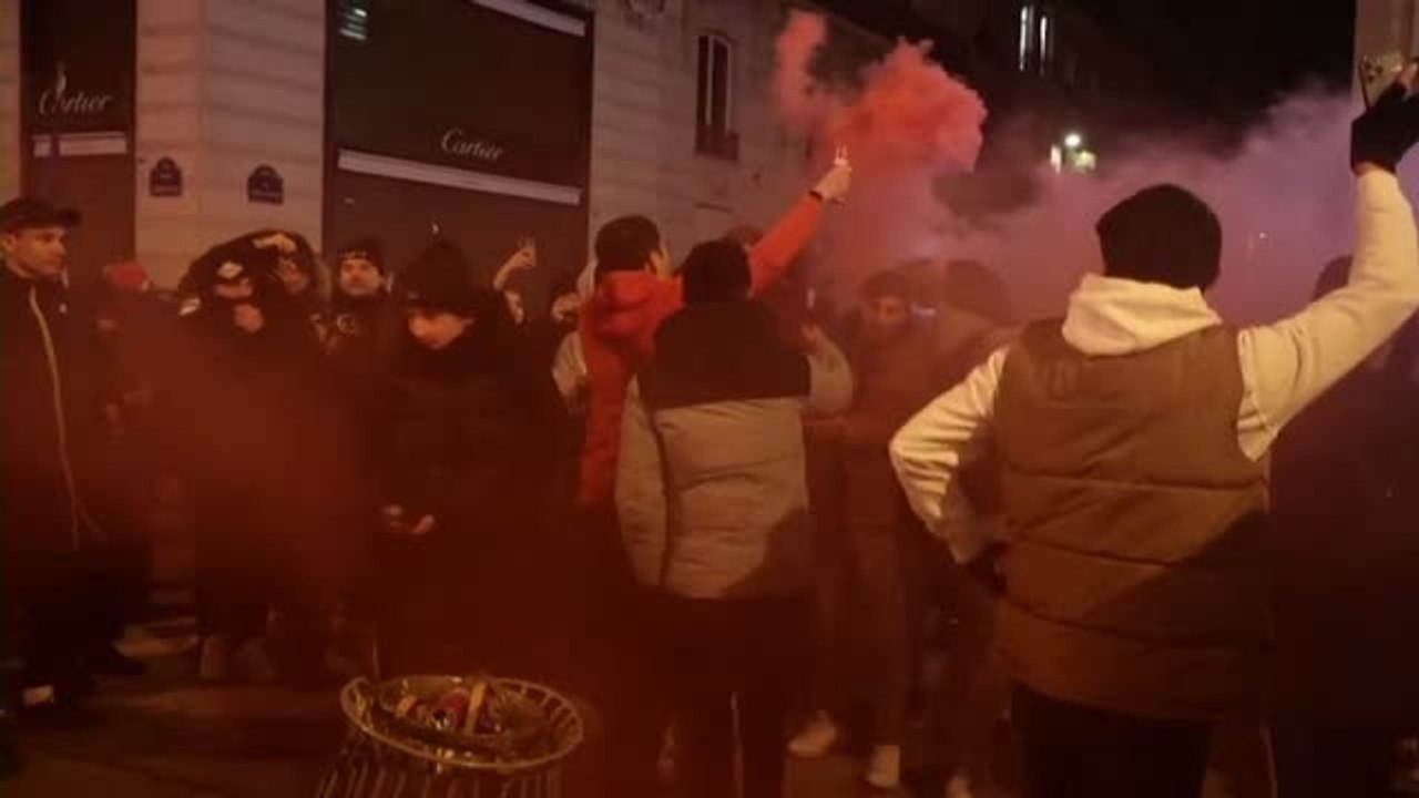 Los aficionados franceses celebran en las calles de París su pase a la final del Mundial