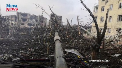 Rus tankı Ukrayna'nın doğusundaki çatışmalarda binaları vuruyor