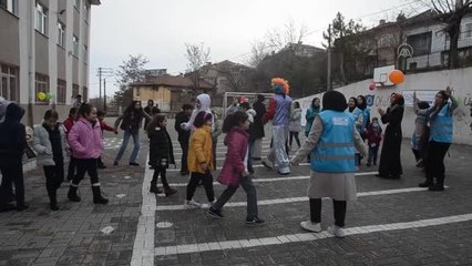 Asr'a Umut Derneğinden öğrencilere bot ve mont yardımı