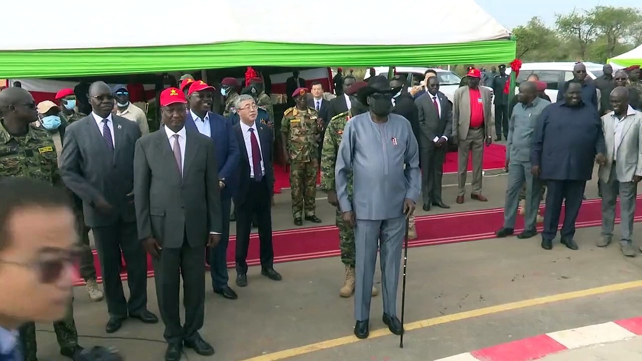 Güney Sudan Devlet Başkanı Mayardit milli marş çalınırken altına kaçırdı!