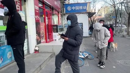 Los residentes de Pekín esperan largas filas en las farmacias a medida que suben los casos de Covid en todo el país