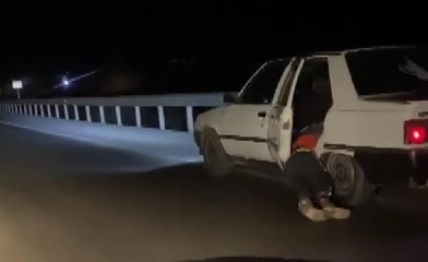 HIZLA İLERLEYEN OTOMOBİLİN ARKA KAPISINDAN SARKAN KİŞİ, GÖRENLERİ KORKUTTU