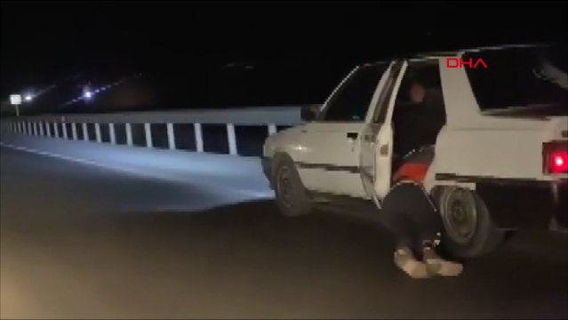 Hızla ilerleyen otomobilin arka kapısından sarkan kişi, görenleri korkuttu