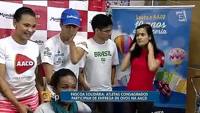 Atletas olímpicos e paralímpicos entregam ovos de páscoa à crianças