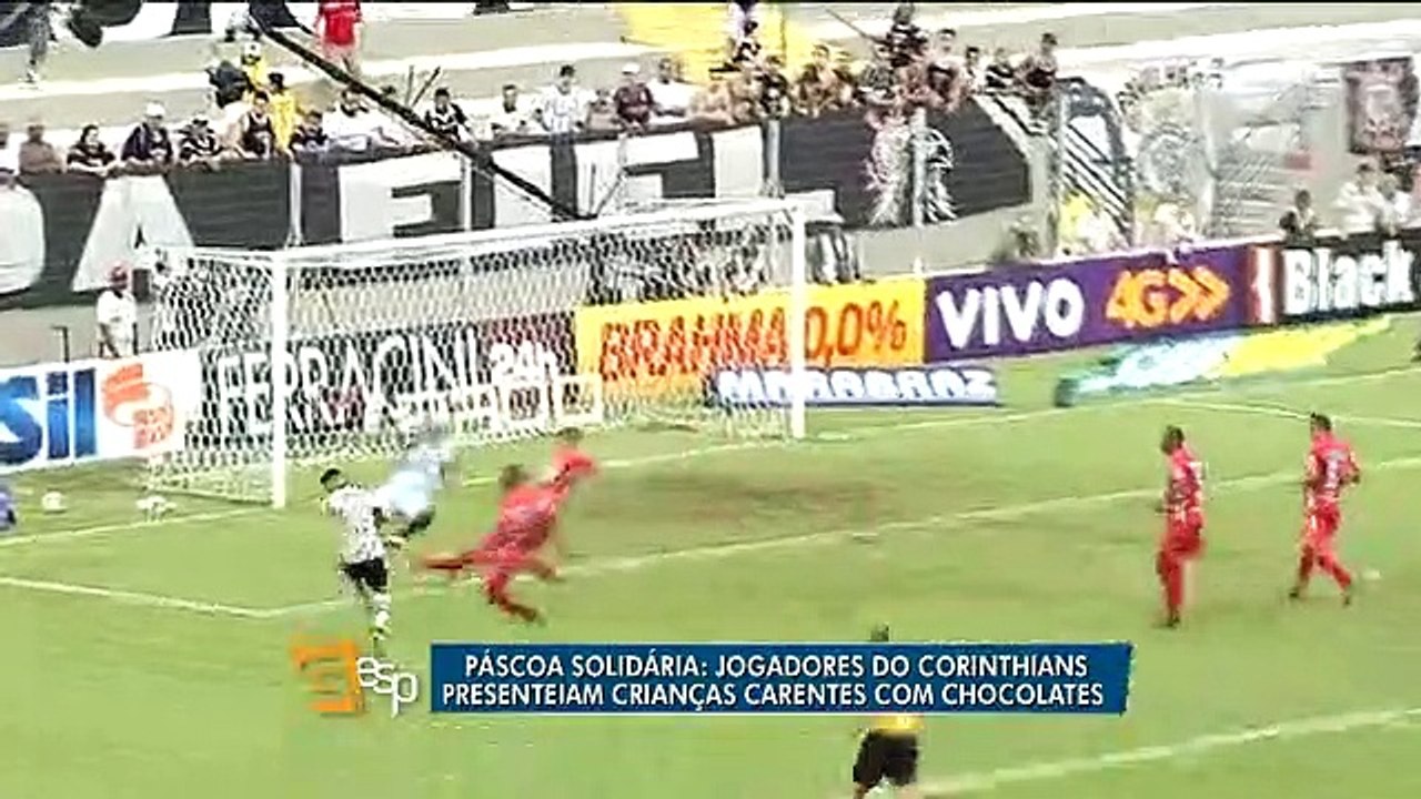 Vagner Love e Cristian entregam ovos de páscoa a crianças