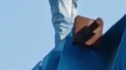 मेरठ: सैलरी न मिलने पर रैपिड रेल के पुल पर चढ़ा युवक, दो घंटे में मांग पूरी न हुई तो...