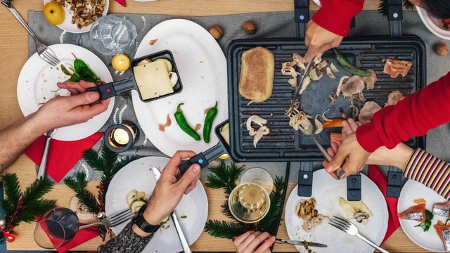 Raclette reinigen: So werden Pfännchen und Grillplatte mühelos sauber