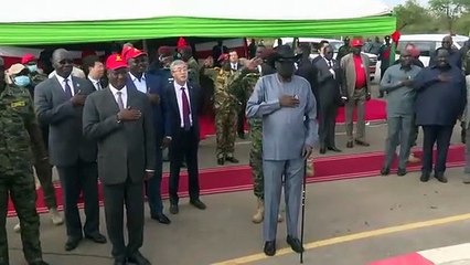 Güney Sudan Devlet Başkanı tören sırasında tuvaletini tutamadı