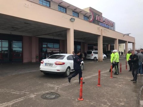 Diyarbakır'da kırmızı ışıkta bekleyen otomobile silahlı saldırı (2)