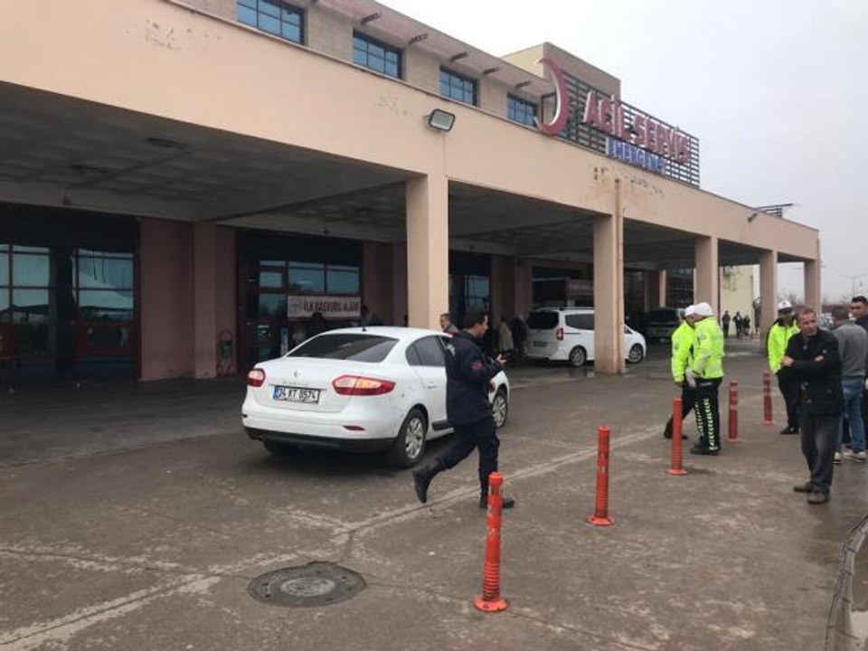 Diyarbakır'da kırmızı ışıkta bekleyen otomobile silahlı saldırı (2)