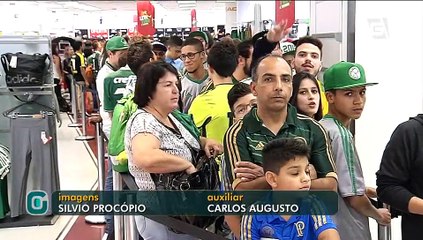 Fernando Prass realiza noite de autógrafos em shopping