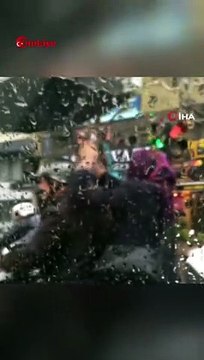 Eşini Şemsiyeyle Yağmurdan Korudu: Saf Sevgi Gülümsetti #shorts