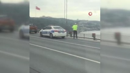 Otomobilin üzerine çıkıp benzin döktü... İtfaiye eri su sıkarak müdahale etti