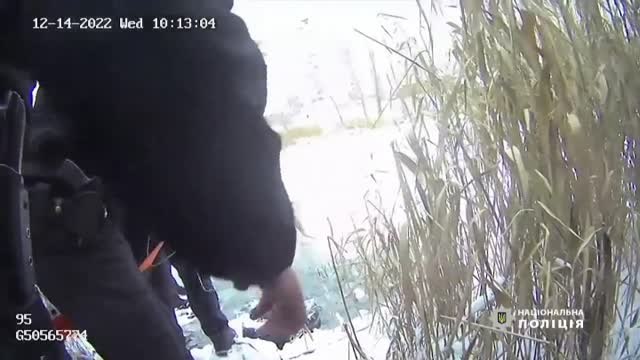 Una mujer es rescatada en Ucrania tras caer junto a su perro en el hielo