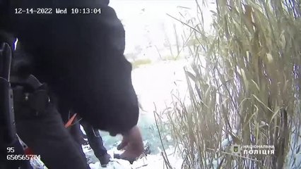 Una mujer es rescatada en Ucrania tras caer junto a su perro en el hielo