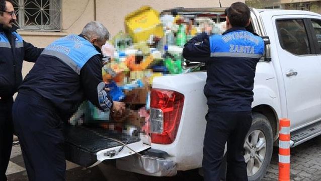 Şanlıurfa'da zincir marketlerde çok sayıda tarihi geçmiş ürün ele geçirildi! Bebek mamasının dahi tarihinin geçmiş olması tepki çekti