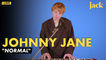 Johnny Jane joue du piano debout sur "Normal" | Live
