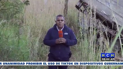 ¡Irresponsable! Camionero "bien a tranca" se va a hondonada y vive para contarlo